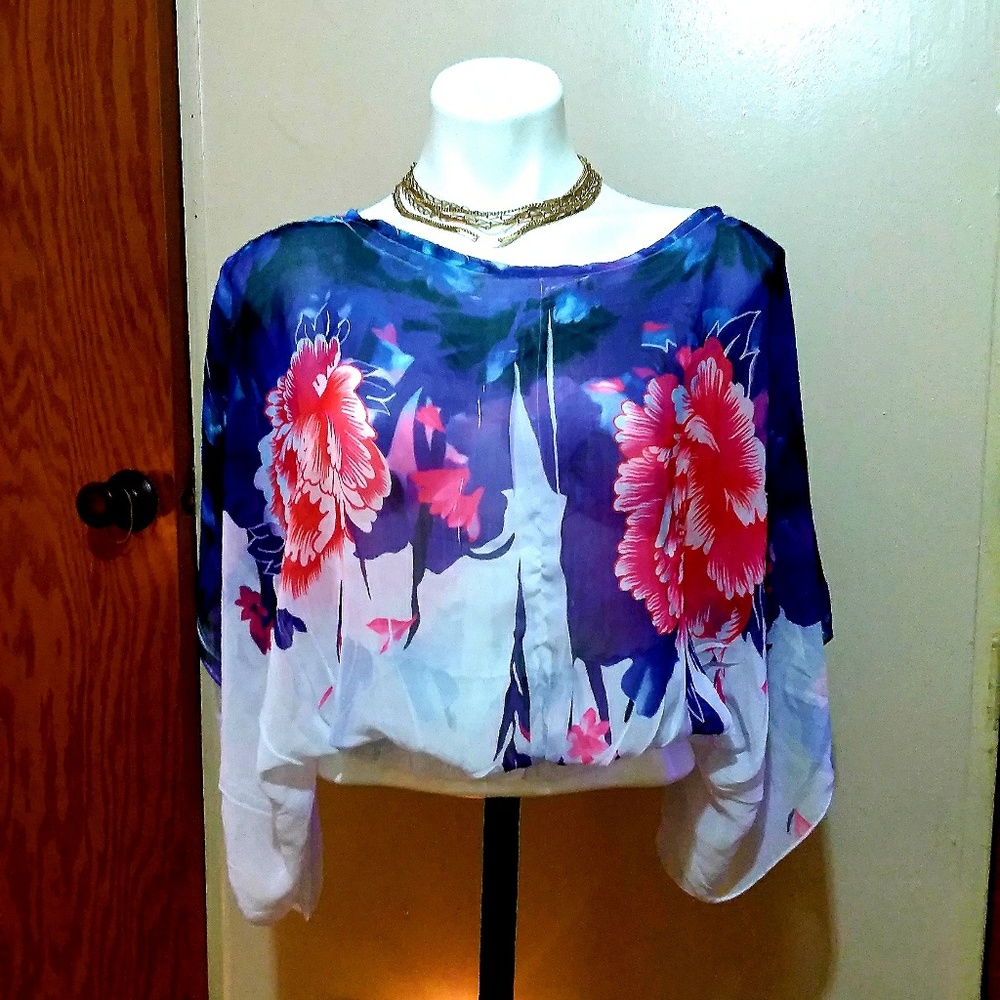 NEW!! Beautiful Floral Blouse